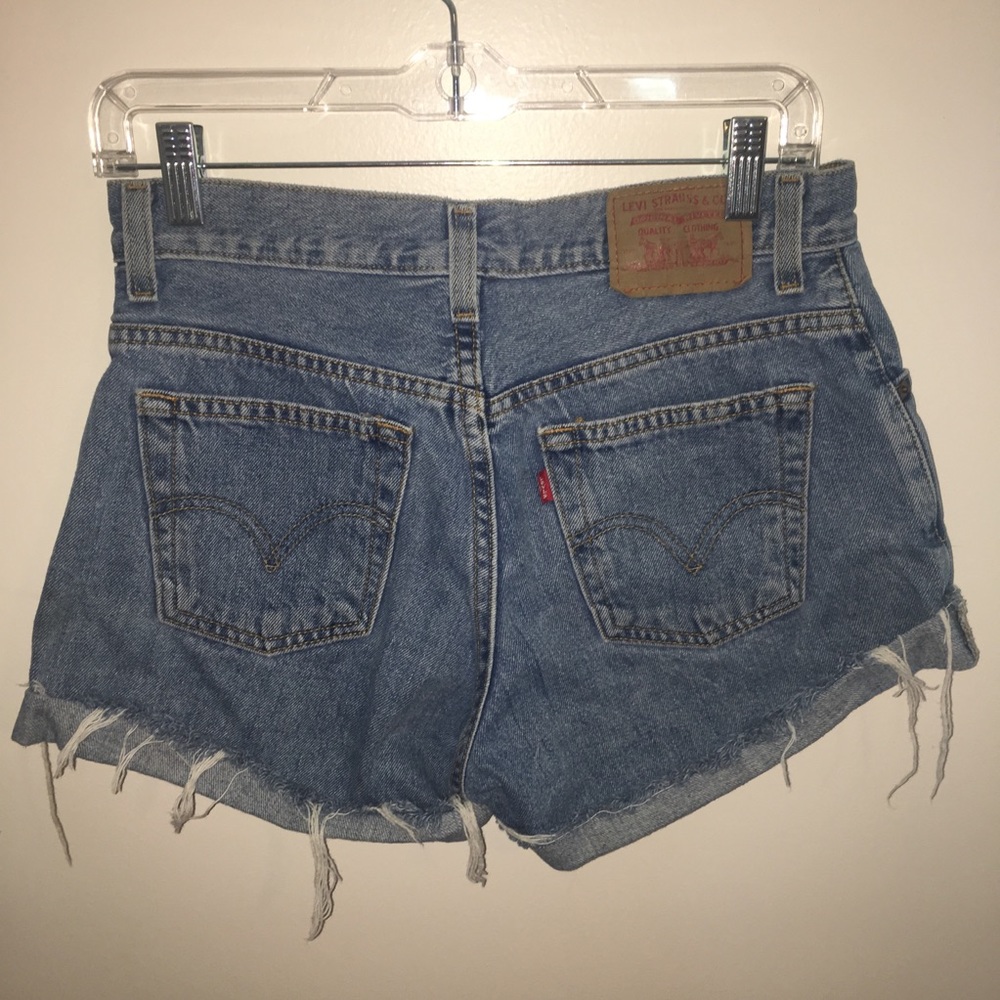 Sold Levi shorts - Picture 3 of 8